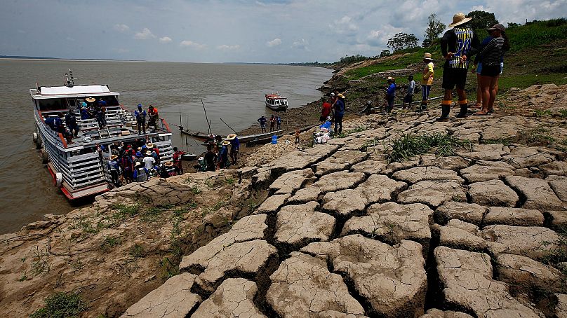 Mieszkańcy społeczności nadrzecznej niosą pomoc w postaci żywności i wody podczas trwającej suszy w Careiro da Varzea, stan Amazonas, Brazylia, 24 października 2023 r.