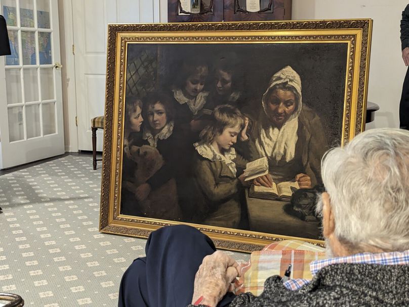 Doktor Francis Wood (96 l.) podziwia obraz Johna Opie, "Nauczycielka"który został skradziony z domu jego rodziców w Newark w stanie New Jersey w 1969 roku.
