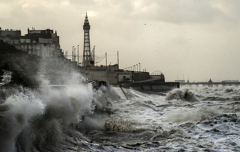 Fale załamują się na wybrzeżu w Blackpool w Anglii podczas sztormu Isha 22 stycznia 2024 r.