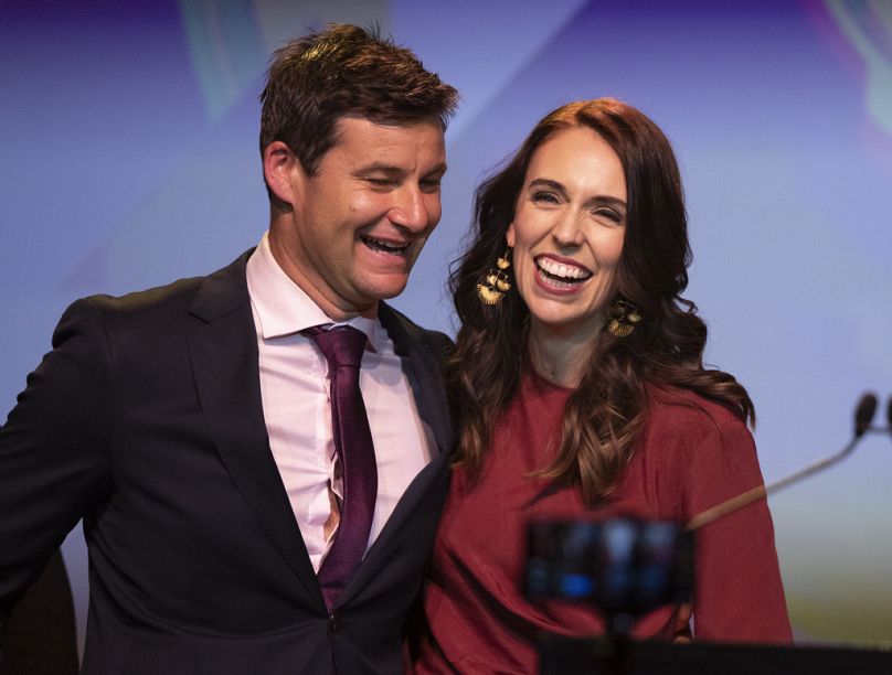 Ardern (z prawej) gratuluje jej partner Clarke Gayford po przemówieniu dotyczącym zwycięstwa skierowanym do członków Partii Pracy podczas wydarzenia w Auckland w Nowej Zelandii w 2020 r.