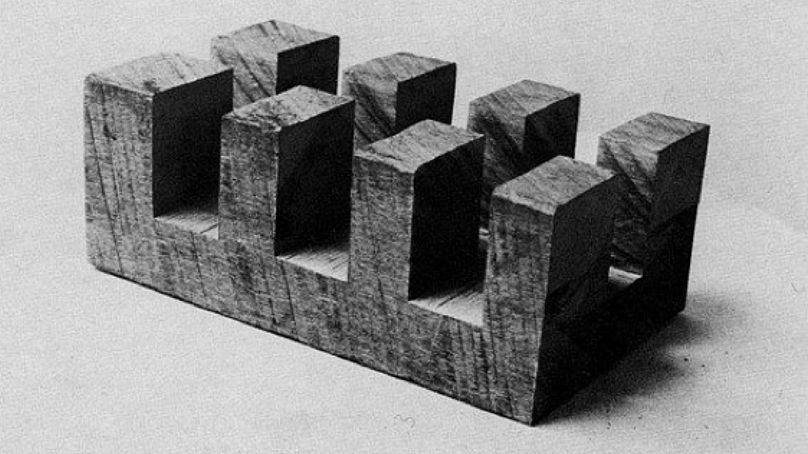 Piła promieniowa (rzeźbiona w drewnie) stworzona przez Carla Andre w 1959 roku