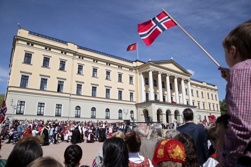 Miejscowi uczniowie maszerują obok Pałacu Królewskiego podczas parady w Oslo w Norwegii z okazji Dnia Konstytucji Norwegii 17 maja 2019 r.