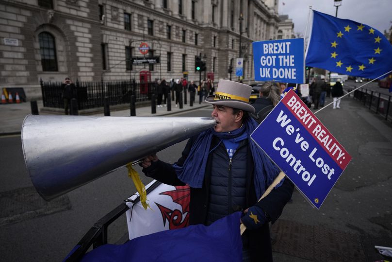 Protestujący przeciwko Brexitowi Steve Bray demonstruje na skraju Parliament Square po drugiej stronie ulicy od budynków parlamentu w Londynie w 2021 r.