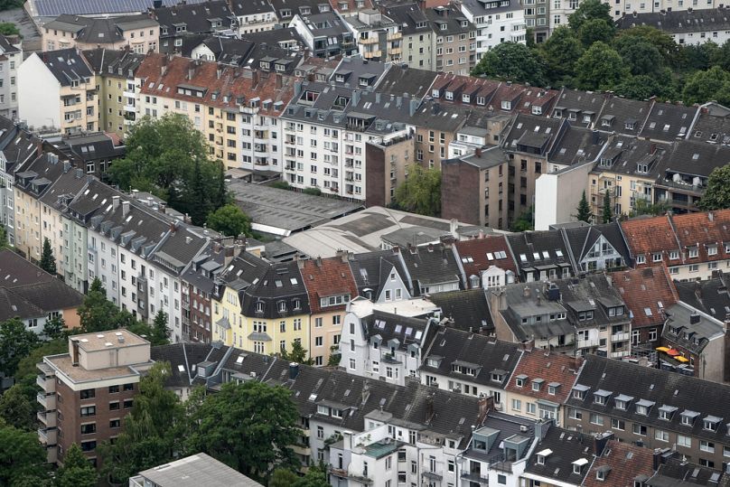 Dusseldorf, Niemcy: Przegląd budynków mieszkalnych, 28 czerwca 2023 r. Przy niedoborze mieszkań i rosnących czynszach Niemcy pozostają największym rynkiem nieruchomości w Europie.