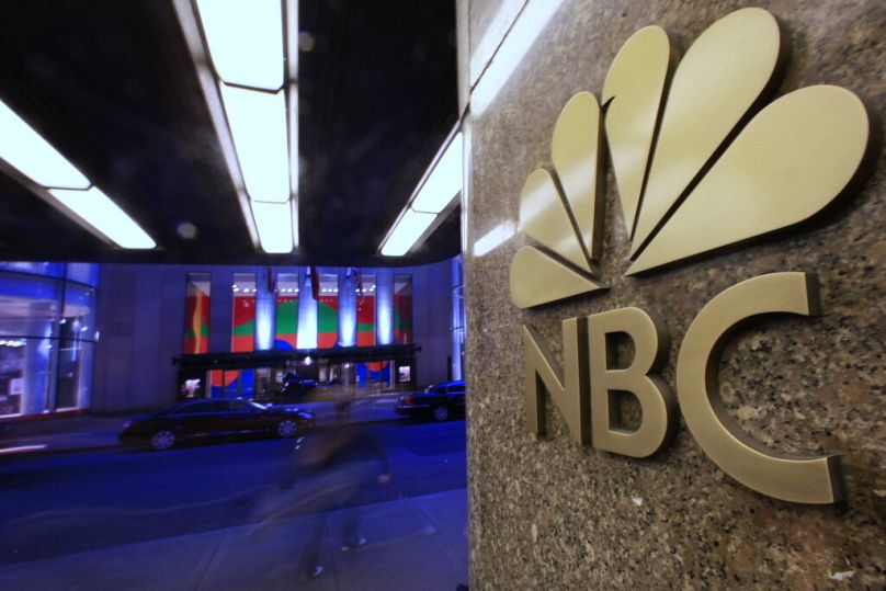 PLIK – zdjęcie z pliku z 21 sierpnia 2009 r. przedstawia logo NBC w siedzibie głównej w Nowym Jorku.