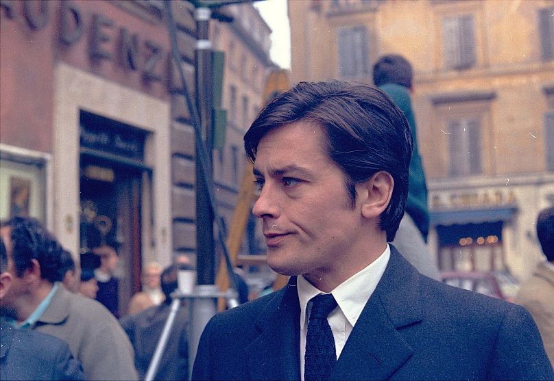 Alain Delon udaje się na krótki spacer po planie nowego filmu, 