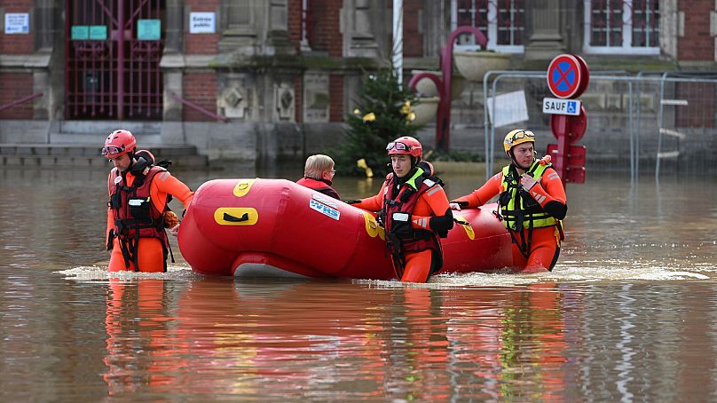 Ratownicy ewakuują osobę, gdy rzeka Aa zalewa Arques, północna Francja, 4 stycznia 2024 r.