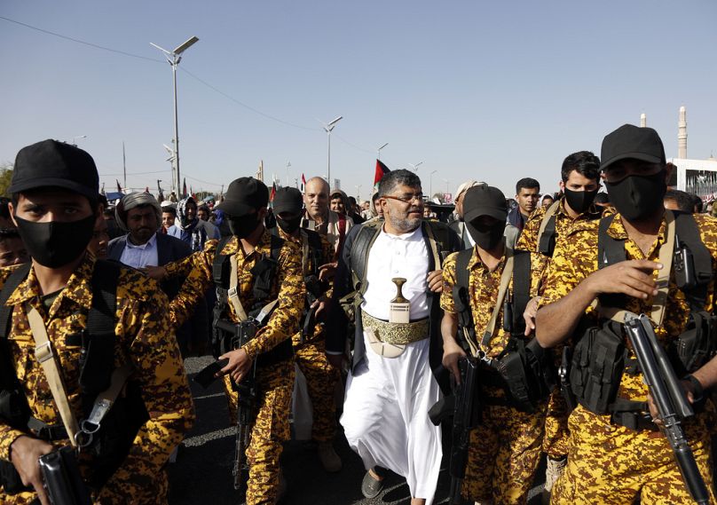 Mohammed Ali al-Houthi, były przewodniczący Komitetu Rewolucyjnego, przybywa na protest przeciwko nalotom kierowanym przez Stany Zjednoczone w Sanie, styczeń 2024 r.