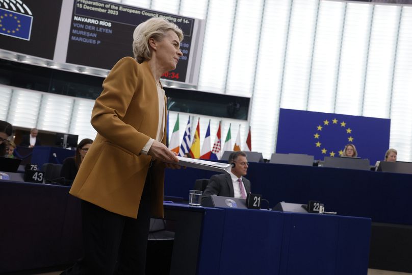 Przewodnicząca Komisji Europejskiej Ursula von der Leyen przybywa, aby wygłosić przemówienie podczas sesji Parlamentu Europejskiego w Strasburgu, grudzień 2023 r.