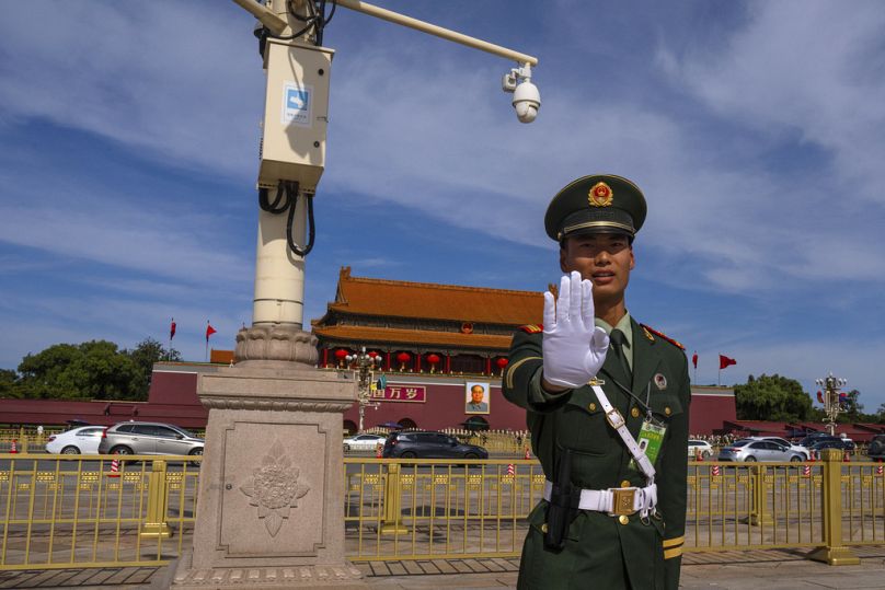 Chiński żołnierz stoi na straży obok placu Tiananmen po ceremonii otwarcia Forum Pasa i Szlaku, które odbyło się w Wielkiej Hali Ludowej w Pekinie, październik 2023 r.