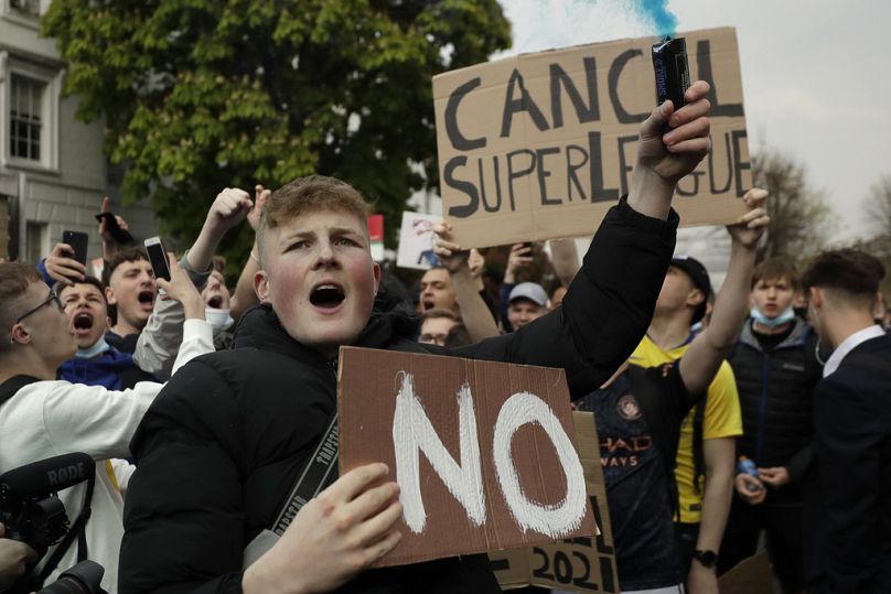 Kibice Chelsea protestują przed stadionem Stamford Bridge przeciwko ówczesnej decyzji Chelsea o włączeniu ich do klubów tworzących nową Europejską Superligę, kwiecień 2021