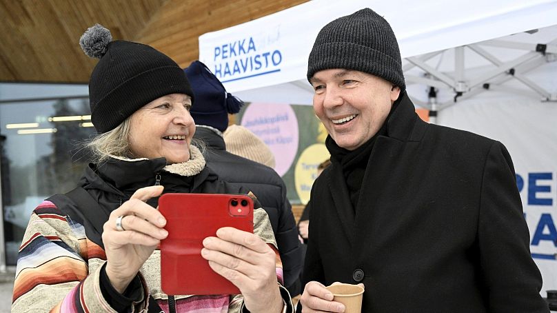 Członek Partii Zielonych, kandydat na prezydenta Pekka Haavisto (z prawej) zrobił zdjęcie z Outim Vaajoensuu podczas kampanii w Helsinkach w Finlandii, 16 grudnia 2023 r.