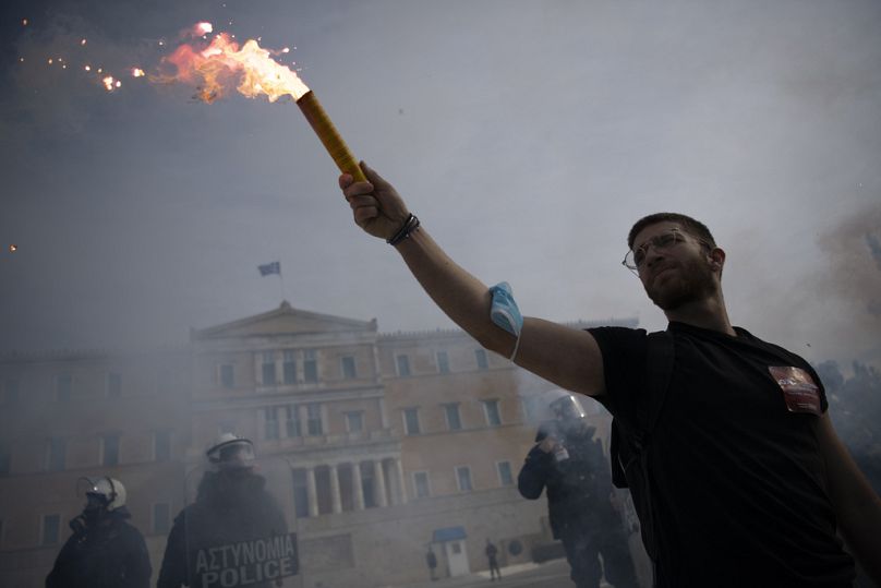 Protestujący trzyma racę podczas demonstracji przed greckim parlamentem, Ateny, Grecja, czwartek, 18 stycznia 2024 r.