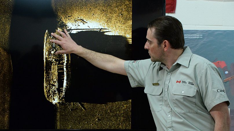 Ryan Harris wyjaśnia znalezisko z ekspedycji do Cieśniny Wiktorii podczas konferencji prasowej w Ottawie 9 września 2014 r.