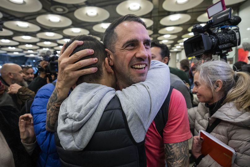 Hiszpan Santiago Sanchez Cogedor zostaje powitany przez przyjaciół i członków rodziny na lotnisku Barajas na obrzeżach Madrytu.