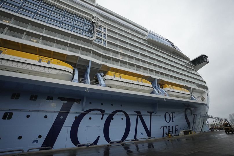 Największy statek wycieczkowy na świecie Icon of the Seas stoi w doku i przygotowuje się do swojego inauguracyjnego publicznego rejsu.