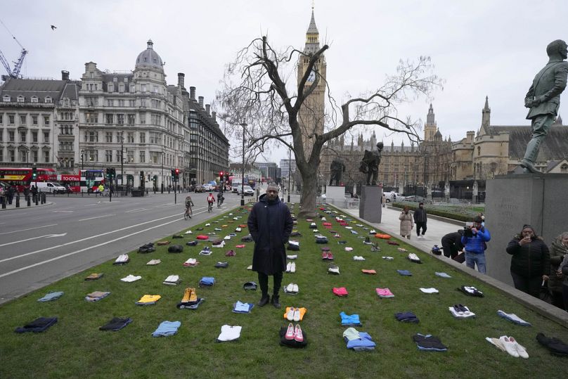 Idris Elba stoi na Parliament Square z odzieżą przedstawiającą ludzkie koszty zbrodni z użyciem noża w Wielkiej Brytanii, Londyn, 8 stycznia 2024 r.