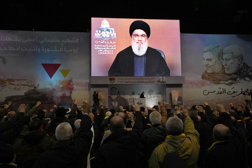 Zwolennicy wspieranej przez Iran grupy Hezbollah słuchają przemówienia przywódcy Hezbollahu Sayyeda Hassana Nasrallaha przemawiającego podczas ceremonii na przedmieściach Bejrutu, 3 stycznia 2024 r.