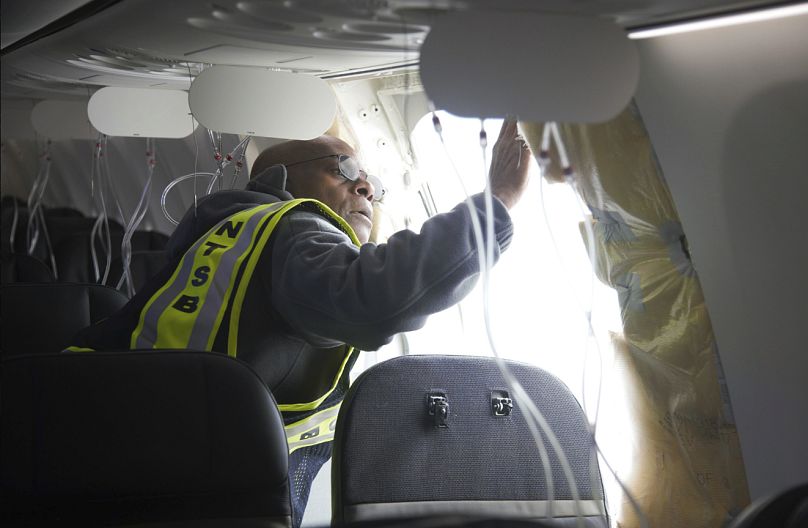 To zdjęcie opublikowane przez Krajową Radę Bezpieczeństwa Transportu pokazuje ziejącą dziurę w miejscu, w którym znajdowały się osłonięte drzwiami w obszarze wtyczki kadłuba lotu Alaska Airlines