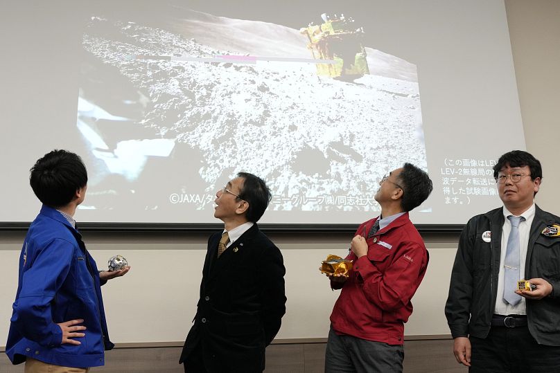 Od lewej Daichi Hirano z JAXA, Hitoshi Kuninaka z Instytutu Nauk Kosmicznych i Astronautycznych (ISAS), Shinichiro Sakai, kierownik projektu SLIM i Masatsugu Otsuki