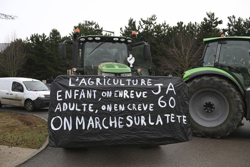 Rolnicy zbierają się przed demonstracją we wtorek, 23 stycznia 2024 r. w pobliżu Beauvais w północnej Francji.