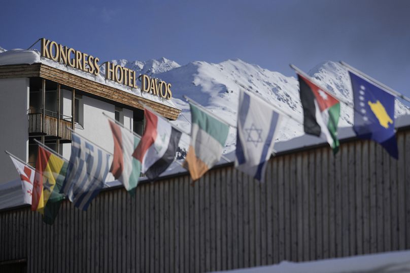 Międzynarodowe flagi powiewają na szczycie Centrum Kongresowego w Davos, gdzie odbywa się Światowe Forum Ekonomiczne w Davos w Szwajcarii, poniedziałek, 15 stycznia 2024 r.