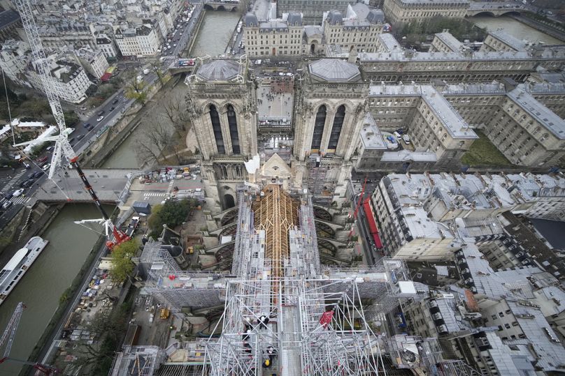 Katedra Notre Dame de Paris na szczycie iglicy, 8 grudnia 2023 r. w Paryżu.