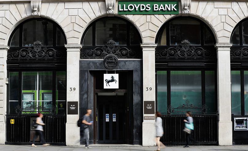 Piesi mijają oddział Lloyds Bank w Londynie.