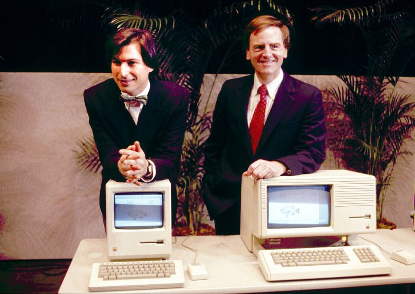 Dyrektor generalny Apple, Steven P. Jobs (z lewej) i prezydent John Sculley przedstawiają nowy komputer stacjonarny Macintosh w styczniu 1984 r. na zgromadzeniu akcjonariuszy w Cupertino w Kalifornii, USA.