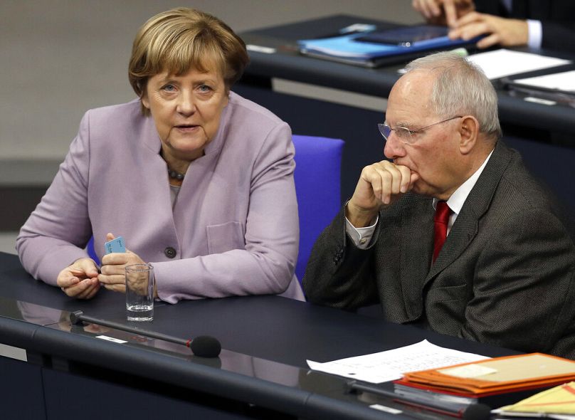 Niemiecka kanclerz Angela Merkel (po lewej) i niemiecki minister finansów Wolfgang Schaeuble (po prawej) rozmawiają podczas debaty budżetowej w niemieckim parlamencie federalnym w 2016 r.