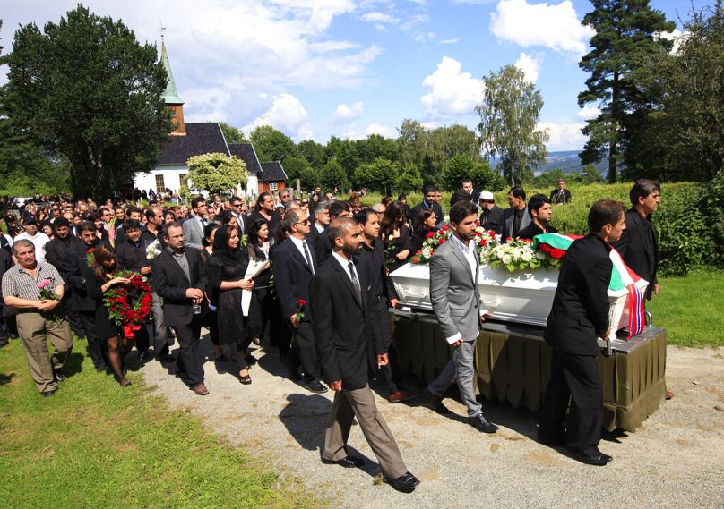 Żałobnicy pchają trumnę 18-letniego Bano Abobakara Rashida, pierwszej ofiary strzelaniny w Utoeya, która ma zostać pochowana w kościele w Nesodden niedaleko Oslo w Norwegii w 2011 r.