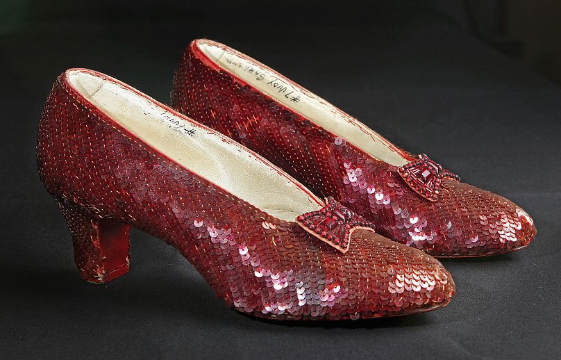 Rubinowe pantofle pokryte cekinami, noszone przez Judy Garland w 