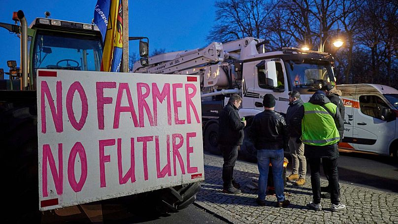 "Nie ma rolnika, nie ma przyszłości" jest napisane na tabliczce przymocowanej do jednego z traktorów podczas protestu rolników na Stra'e des 17. Juni przed Bramą Brandenburską w Berlinie, Niemcy.