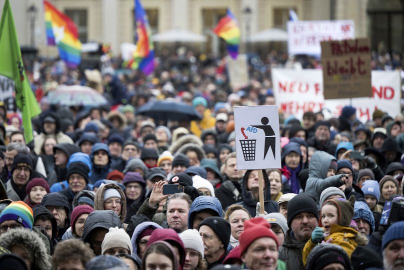 Ludzie stoją na placu Alter Markt podczas 