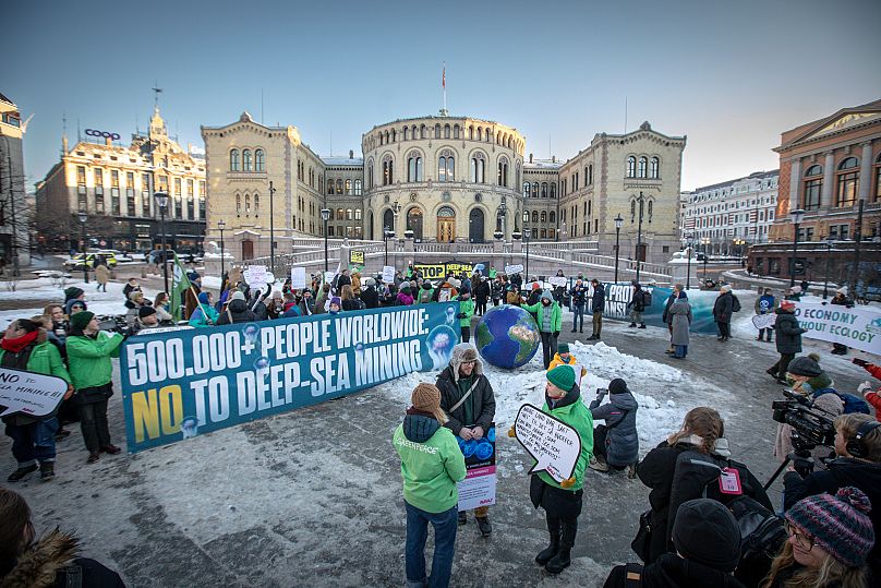 Międzynarodowi aktywiści i organizacje ekologiczne zbierają się przed norweskim parlamentem po głosowaniu za zezwoleniem na wydobycie głębinowe.