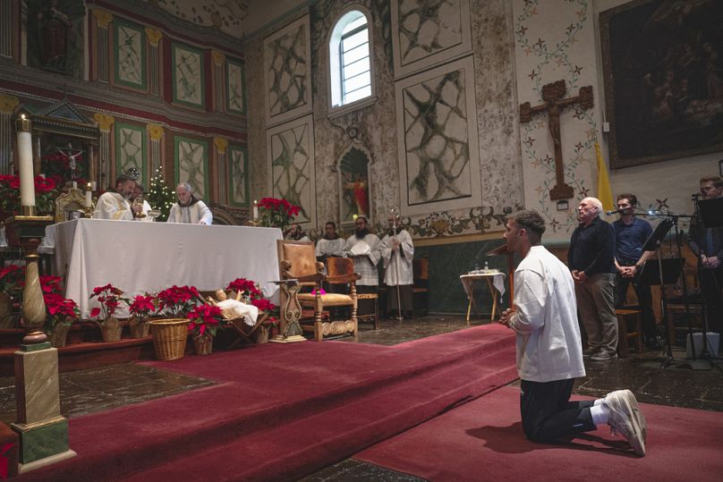 Shia LaBeouf uczestniczy w ceremonii bierzmowania katolickiego w parafii Old Mission Santa Inés w Solvang w Kalifornii, w niedzielę, 31 grudnia 2023 r.