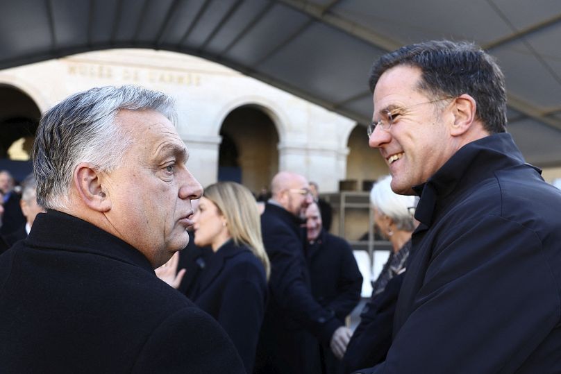 Premier Węgier Viktor Orban (z lewej) rozmawia z premierem Holandii Markiem Rutte.