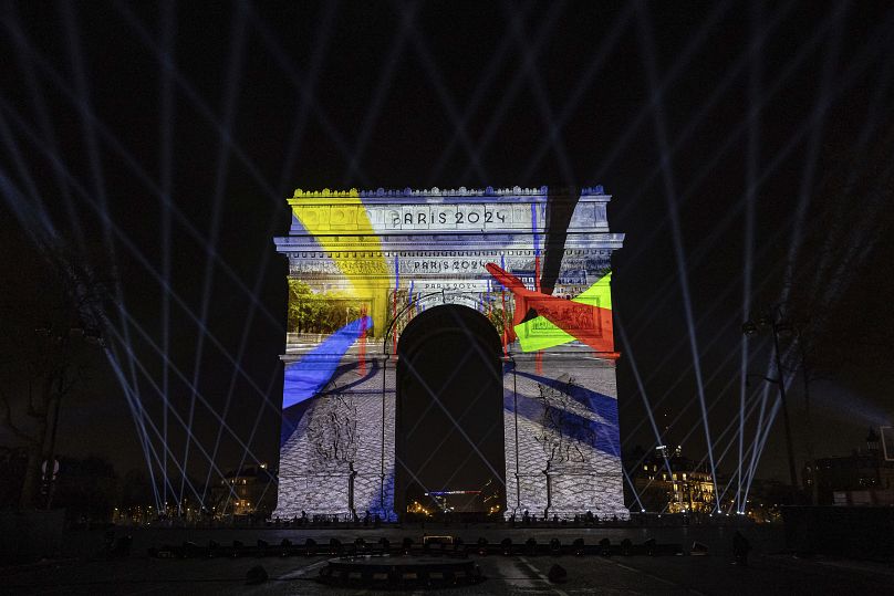Mapowanie wideo zostanie wyświetlone na Łuku Triumfalnym z okazji wejścia Francji w rok olimpijski podczas obchodów Nowego Roku w Paryżu, w niedzielę 31 grudnia 2023 r.