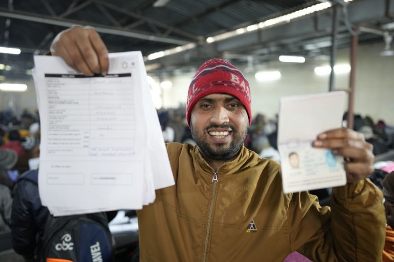 Anup Singh, indyjski wykwalifikowany pracownik, który chce zostać zatrudniony w Izraelu, pokazuje swój paszport i formularz, który wypełnił podczas rekrutacji w Lucknow w Indiach, w czwartek.