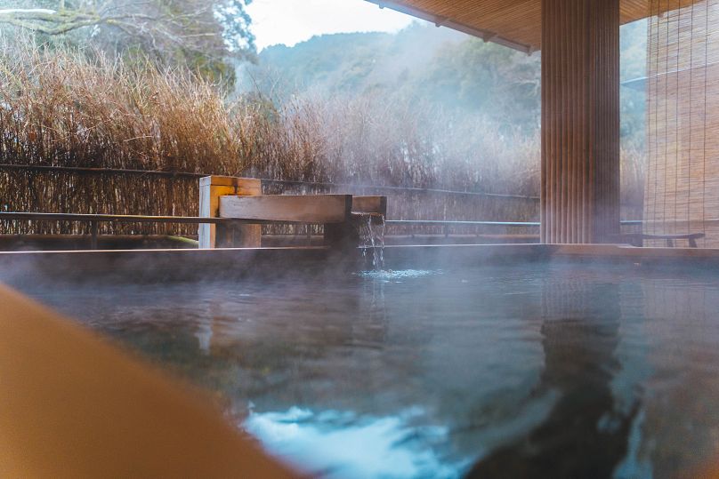 Oferta zakwaterowania obejmuje zarówno schroniska górskie, jak i onsen z naturalną wodą termalną.