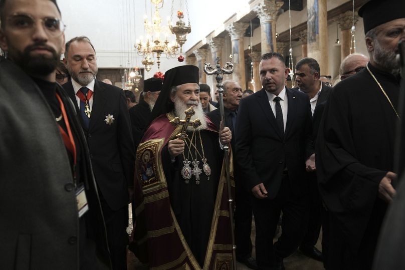 Grecko-prawosławny patriarcha Jerozolimy Teofil III spaceruje po Bazylice Narodzenia Pańskiego, gdzie według chrześcijan narodził się Jezus Chrystus.