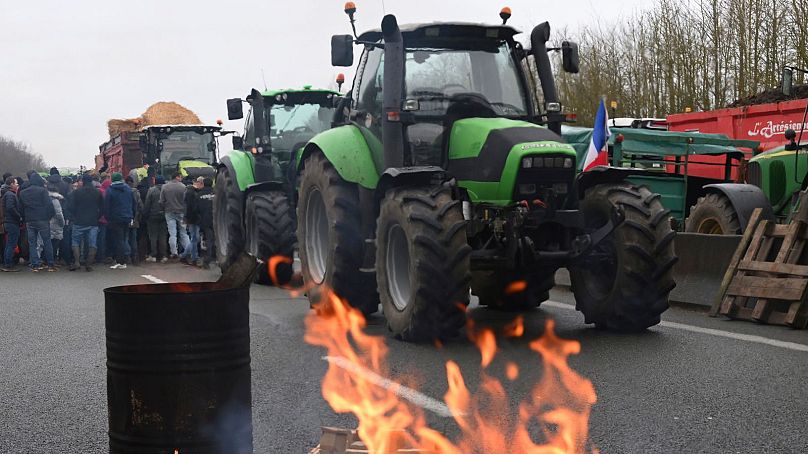 Rolnicy blokują autostradę podczas demonstracji we wtorek, 23 stycznia 2024 r. w pobliżu Beauvais w północnej Francji.