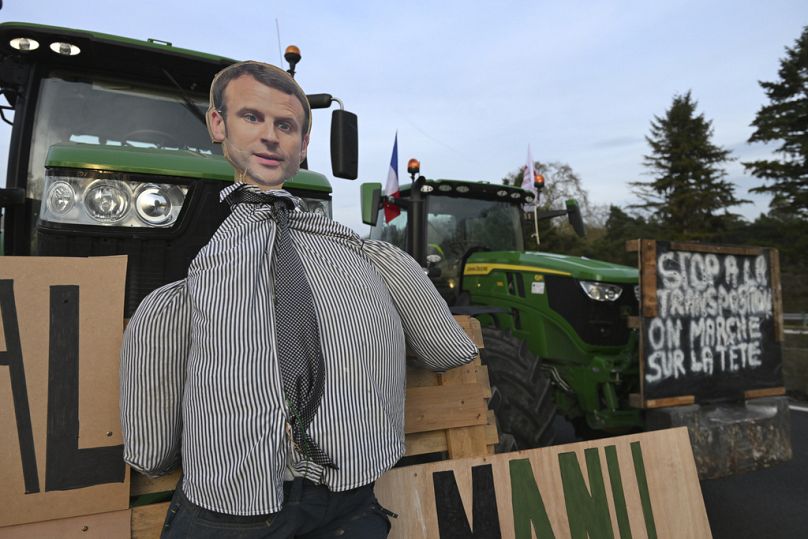 Podobizna prezydenta Francji Emmanuela Macrona na traktorze podczas demonstracji rolników na autostradzie, poniedziałek, 29 stycznia 2024 r.