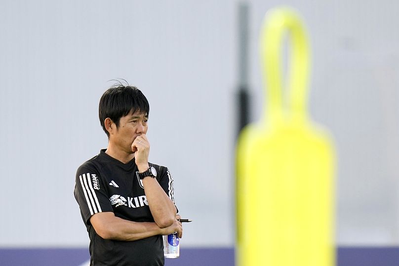 Główny trener Japonii Hajime Moriyasu przygląda się rozgrzewce swoich zawodników podczas sesji treningowej reprezentacji Japonii w Doha