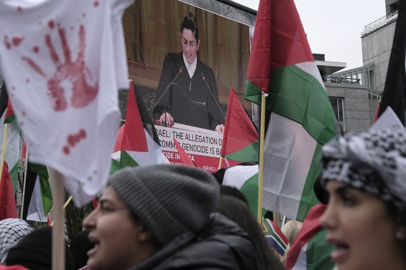 Protestujący wykrzykują hasła przed Międzynarodowym Trybunałem Sprawiedliwości w Hadze, gdy rozpoczyna się proces o ludobójstwo przeciwko Izraelowi.