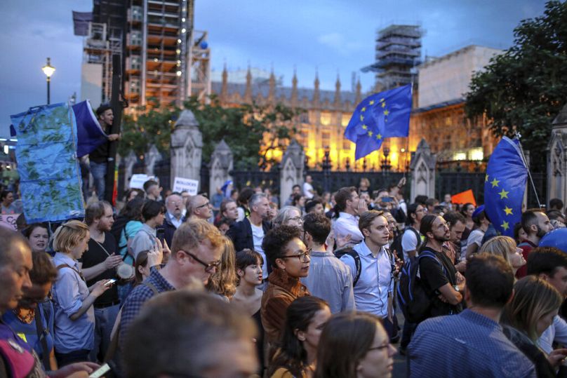 Zwolennicy sprzeciwu wobec Brexitu biorą udział w proteście przed budynkami parlamentu w centrum Londynu w 2019 r.