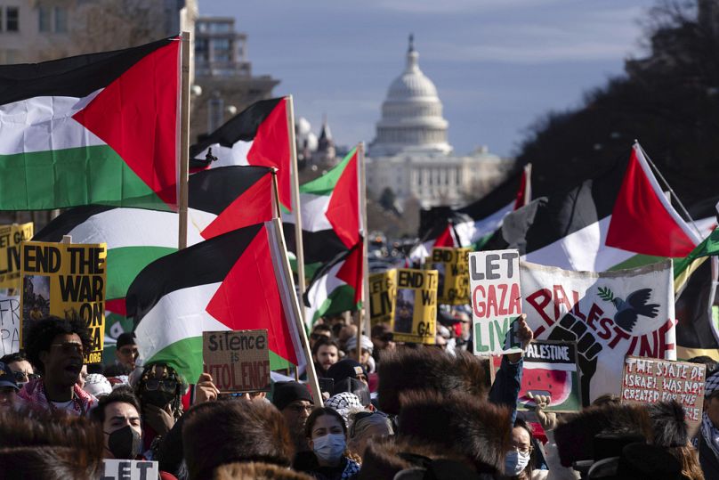 Na Kapitolu USA w tle demonstranci gromadzą się podczas Marszu na Waszyngton w obronie Gazy w Freedom Plaza w Waszyngtonie, sobota, 13 stycznia 2024 r.