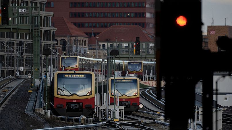 Pociągi berlińskiej kolei miejskiej S-Bahn zaparkowane na torach w Berlinie, Niemcy.  Tramwaje są wliczone w cenę biletu miesięcznego.