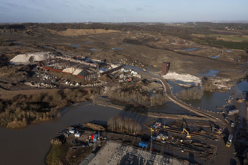 Wysoka na 75 metrów hałda ziemi na terenie zakładu przetwarzania odpadów Nordic Waste zawierająca 3 miliony metrów sześciennych skażonej gleby.