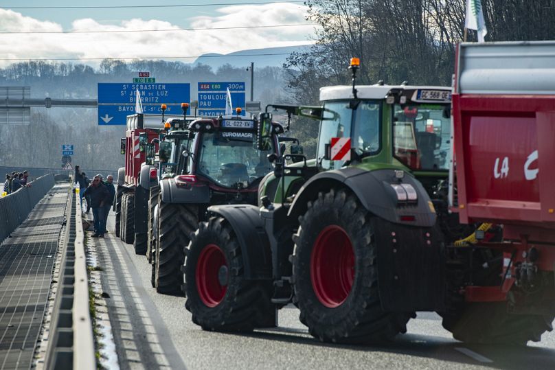 Francuscy rolnicy blokują wiadukt Hubert Touya na autostradzie, wtorek, 23 stycznia 2024 r. w Bayonne w południowo-zachodniej Francji.